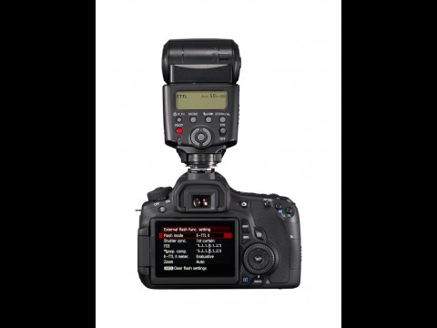 Canon EOS 60D mit aufgesetztem Blitz